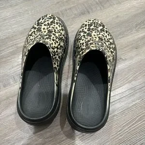 [OOFOS] ウーフォス: OOCLOOG LUXE LEOPARD OOFOS' Women's OOcloog Luxe Pixel Clog - Black / Grey